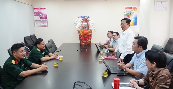 Quân khu 7 thăm, chúc Tết Báo Người Lao Động- Ảnh 5. Quân khu 7 thăm, chúc Tết Báo Người Lao Động- Ảnh 5.