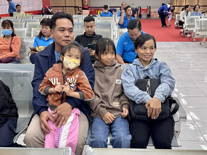 Chuyến tàu Xuân Công đoàn đưa công nhân về quê ăn Tết- Ảnh 2. Chuyến tàu Xuân Công đoàn đưa công nhân về quê ăn Tết- Ảnh 2.