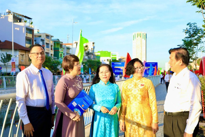 Chủ tịch HĐND TP HCM Nguyễn Thị Lệ cùng các đại biểu tại lễ khánh thành kênh Hàng Bàng. Ảnh: NGỌC QUÝ Chủ tịch HĐND TP HCM Nguyễn Thị Lệ cùng các đại biểu tại lễ khánh thành kênh Hàng Bàng. Ảnh: NGỌC QUÝ