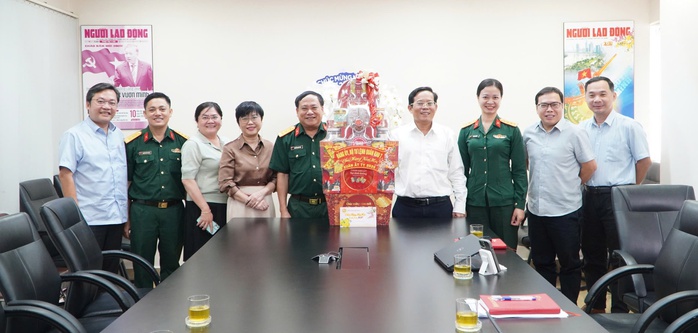 Quân khu 7 thăm, chúc Tết Báo Người Lao Động- Ảnh 1. Quân khu 7 thăm, chúc Tết Báo Người Lao Động- Ảnh 1.