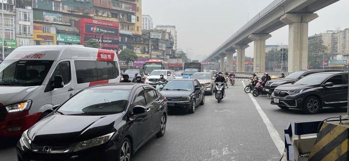 VIDEO: Nút giao Khuất Duy Tiến - Nguyễn Trãi - Nguyễn Xiển tiếp tục ùn tắc kéo dài- Ảnh 1. VIDEO: Nút giao Khuất Duy Tiến - Nguyễn Trãi - Nguyễn Xiển tiếp tục ùn tắc kéo dài- Ảnh 1.