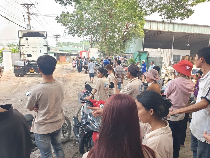 CLIP: Ngọn lửa bao trùm xưởng gỗ ở Bình Dương, công nhân lo mất Tết- Ảnh 2. CLIP: Ngọn lửa bao trùm xưởng gỗ ở Bình Dương, công nhân lo mất Tết- Ảnh 2.