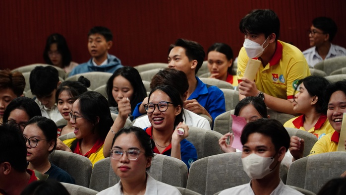 Trao 2.000 phần quà mùa xuân cho học sinh, sinh viên đón Tết xa quê- Ảnh 1. Trao 2.000 phần quà mùa xuân cho học sinh, sinh viên đón Tết xa quê- Ảnh 1.