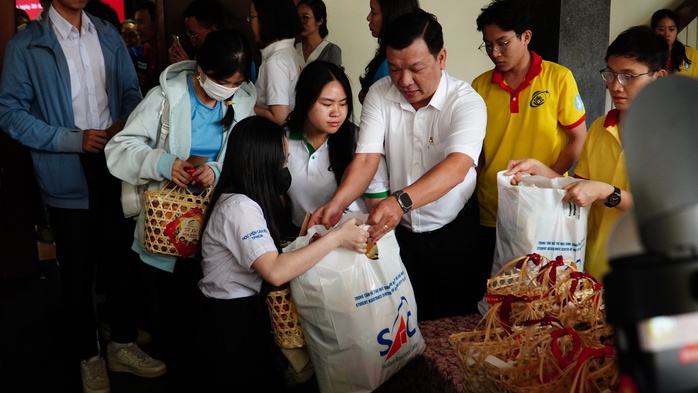 Trao 2.000 phần quà mùa xuân cho học sinh, sinh viên đón Tết xa quê- Ảnh 5. Trao 2.000 phần quà mùa xuân cho học sinh, sinh viên đón Tết xa quê- Ảnh 5.