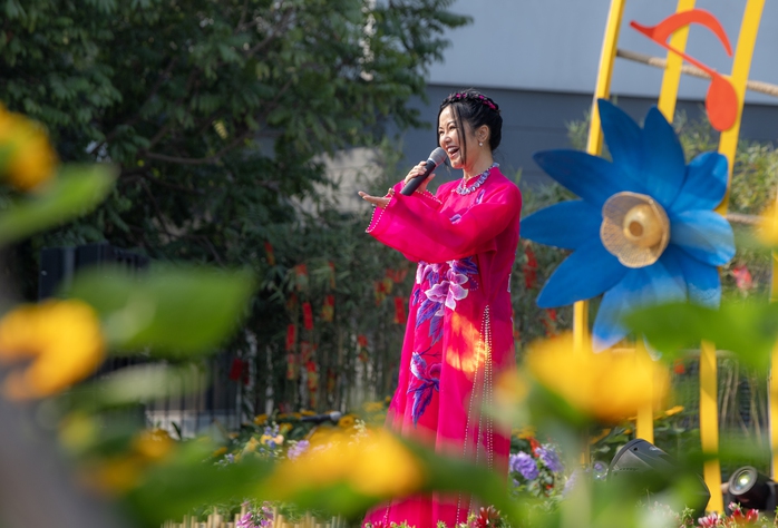 Home Hanoi Xuan 2025 được truyền cảm hứng qua dòng chảy bất tận của âm nhạc Việt Nam, từ những làn điệu dân ca thân thuộc đến âm hưởng đương đại mới mẻ Home Hanoi Xuan 2025 được truyền cảm hứng qua dòng chảy bất tận của âm nhạc Việt Nam, từ những làn điệu dân ca thân thuộc đến âm hưởng đương đại mới mẻ