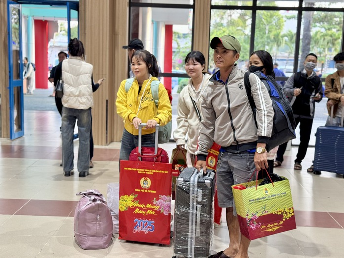 Chuyến tàu Xuân Công đoàn đưa công nhân về quê ăn Tết- Ảnh 8. Chuyến tàu Xuân Công đoàn đưa công nhân về quê ăn Tết- Ảnh 8.