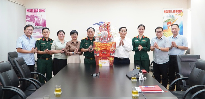 Quân khu 7 thăm, chúc Tết Báo Người Lao Động- Ảnh 6. Quân khu 7 thăm, chúc Tết Báo Người Lao Động- Ảnh 6.