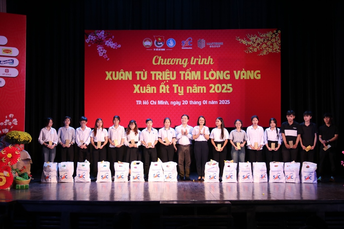 Trao 2.000 phần quà mùa xuân cho học sinh, sinh viên đón Tết xa quê- Ảnh 4. Trao 2.000 phần quà mùa xuân cho học sinh, sinh viên đón Tết xa quê- Ảnh 4.