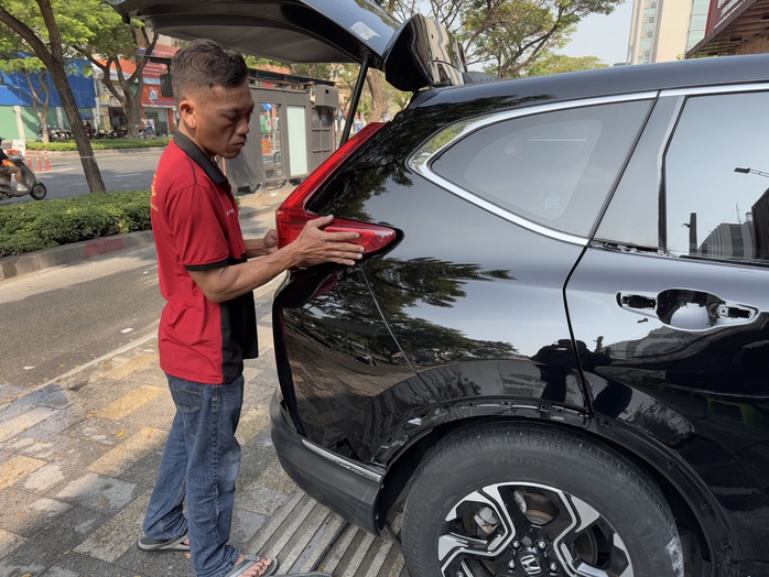 Ô tô xếp hàng dài chờ bảo dưỡng, tân trang ở TP HCM - Ảnh 5. Ô tô xếp hàng dài chờ bảo dưỡng, tân trang ở TP HCM - Ảnh 5.