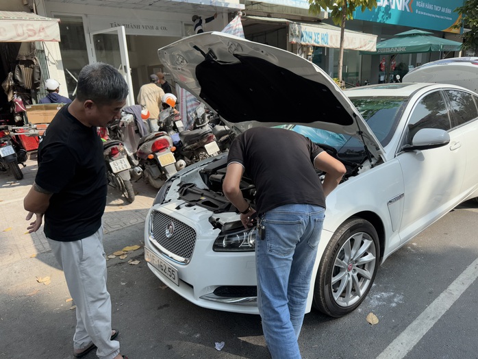 Ô tô xếp hàng dài chờ bảo dưỡng, tân trang ở TP HCM - Ảnh 4. Ô tô xếp hàng dài chờ bảo dưỡng, tân trang ở TP HCM - Ảnh 4.