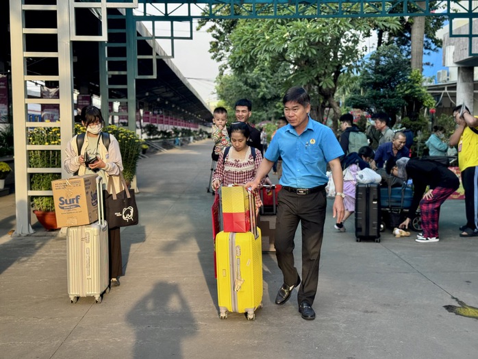 Chuyến tàu Xuân Công đoàn đưa công nhân về quê ăn Tết- Ảnh 7. Chuyến tàu Xuân Công đoàn đưa công nhân về quê ăn Tết- Ảnh 7.