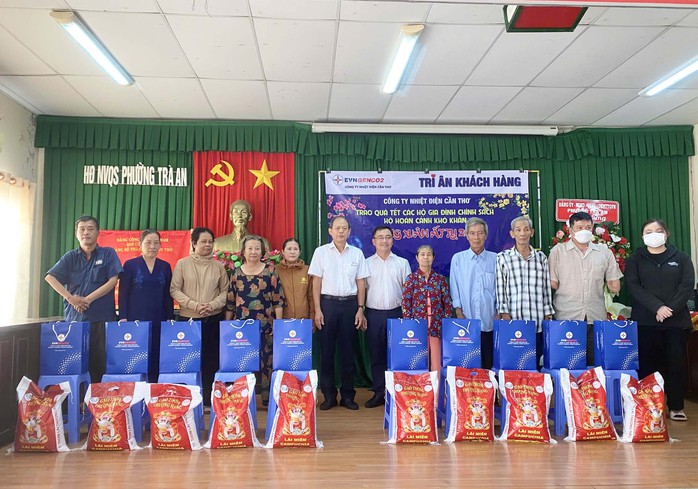 Ông Nguyễn Hữu Lộc - Phó Giám đốc, Chủ tịch Công đoàn Công ty Nhiệt điện Cần Thơ (người thứ 6 từ trái qua) - trao quà Tết cho các gia đình chính sách, hộ có hoàn cảnh khó khăn Ảnh: Kiều Anh Ông Nguyễn Hữu Lộc - Phó Giám đốc, Chủ tịch Công đoàn Công ty Nhiệt điện Cần Thơ (người thứ 6 từ trái qua) - trao quà Tết cho các gia đình chính sách, hộ có hoàn cảnh khó khăn Ảnh: Kiều Anh