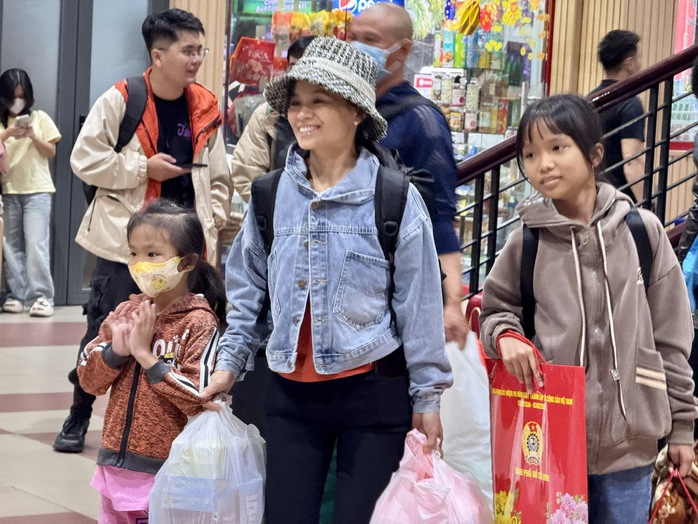 Chuyến tàu Xuân Công đoàn đưa công nhân về quê ăn Tết- Ảnh 4. Chuyến tàu Xuân Công đoàn đưa công nhân về quê ăn Tết- Ảnh 4.