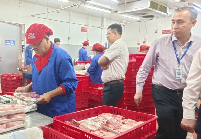 Bị nhắc nhở về an toàn thực phẩm, một siêu thị lớn tại TP HCM hứa "khắc phục ngay lập tức"- Ảnh 1. Bị nhắc nhở về an toàn thực phẩm, một siêu thị lớn tại TP HCM hứa "khắc phục ngay lập tức"- Ảnh 1.