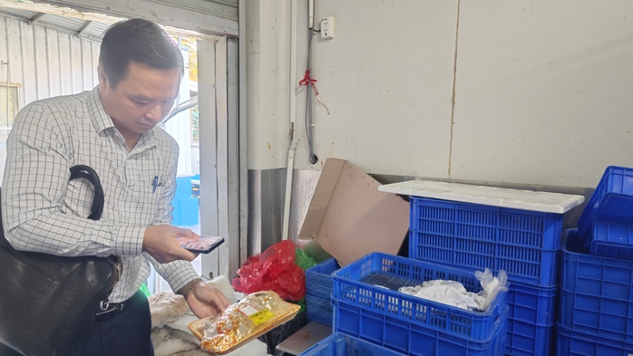 Bị nhắc nhở về an toàn thực phẩm, một siêu thị lớn tại TP HCM hứa "khắc phục ngay lập tức"- Ảnh 2. Bị nhắc nhở về an toàn thực phẩm, một siêu thị lớn tại TP HCM hứa "khắc phục ngay lập tức"- Ảnh 2.