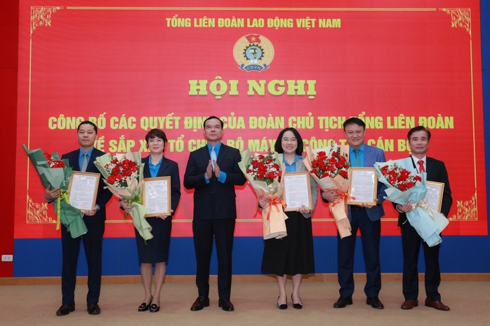Tổng LĐLĐ Việt Nam công bố 30 quyết định về sắp xếp tổ chức bộ máy và công tác cán bộ- Ảnh 1. Tổng LĐLĐ Việt Nam công bố 30 quyết định về sắp xếp tổ chức bộ máy và công tác cán bộ- Ảnh 1.