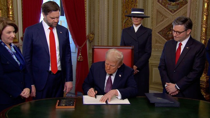 Tổng thống Trump ký một loạt văn bản ngay sau khi kết thúc lễ nhậm chức tại Đồi Capitol. Ảnh: Pool Tổng thống Trump ký một loạt văn bản ngay sau khi kết thúc lễ nhậm chức tại Đồi Capitol. Ảnh: Pool