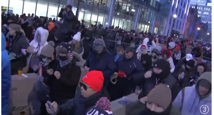 Đám đông đổ về Capital One Arena để xem lễ nhậm chức của ông Trump. Ảnh: WKYC Đám đông đổ về Capital One Arena để xem lễ nhậm chức của ông Trump. Ảnh: WKYC