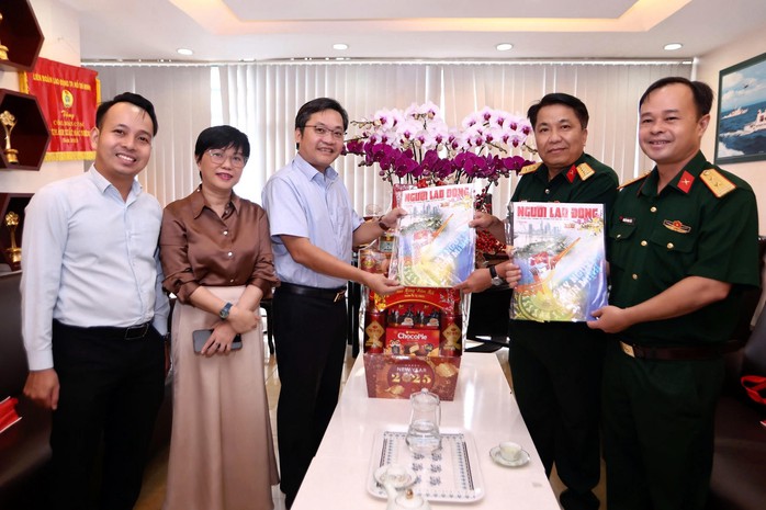 Quân khu 7 thăm, chúc Tết Báo Người Lao Động- Ảnh 7. Quân khu 7 thăm, chúc Tết Báo Người Lao Động- Ảnh 7.