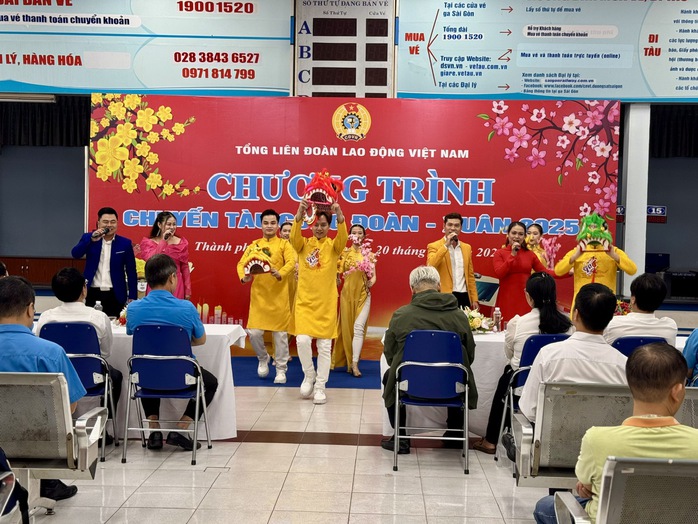Chuyến tàu Xuân Công đoàn đưa công nhân về quê ăn Tết- Ảnh 1. Chuyến tàu Xuân Công đoàn đưa công nhân về quê ăn Tết- Ảnh 1.