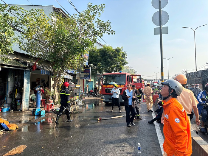TP HCM: Cháy lớn ở cửa hàng bán máy hàn- Ảnh 3. TP HCM: Cháy lớn ở cửa hàng bán máy hàn- Ảnh 3.