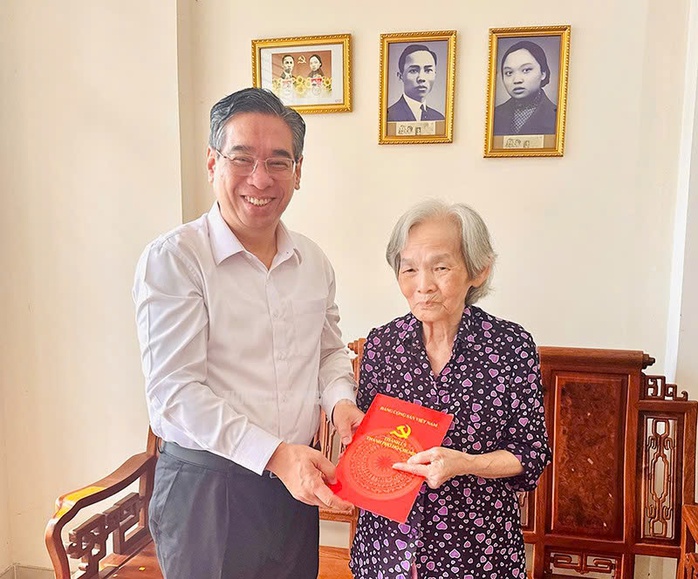 Lãnh đạo TP HCM thăm, chúc Tết gia đình cố Tổng Bí thư Lê Hồng Phong- Ảnh 1. Lãnh đạo TP HCM thăm, chúc Tết gia đình cố Tổng Bí thư Lê Hồng Phong- Ảnh 1.