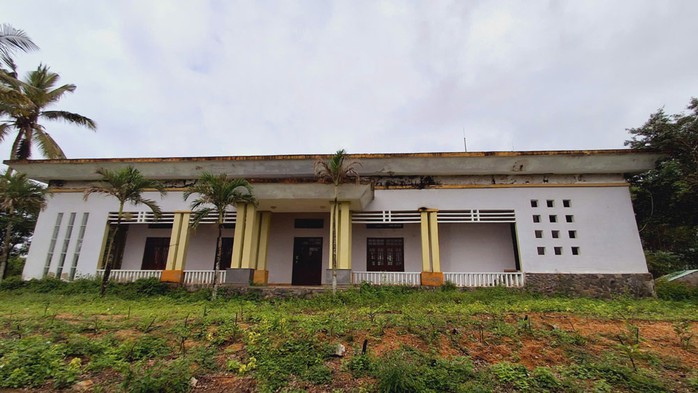 Trung tâm Văn hóa - Thể thao xã Quế Cường được xây dựng trên diện tích hơn 8.700 m2, kinh phí hơn 3,4 tỉ đồng nhưng đã hoang hóa, xuống cấp sau khi sáp nhập Trung tâm Văn hóa - Thể thao xã Quế Cường được xây dựng trên diện tích hơn 8.700 m2, kinh phí hơn 3,4 tỉ đồng nhưng đã hoang hóa, xuống cấp sau khi sáp nhập