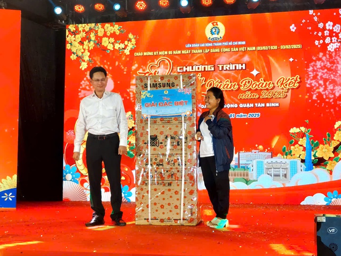 Người lao động vỡ òa khi trúng "Giải đặc biệt"- Ảnh 1. Người lao động vỡ òa khi trúng "Giải đặc biệt"- Ảnh 1.