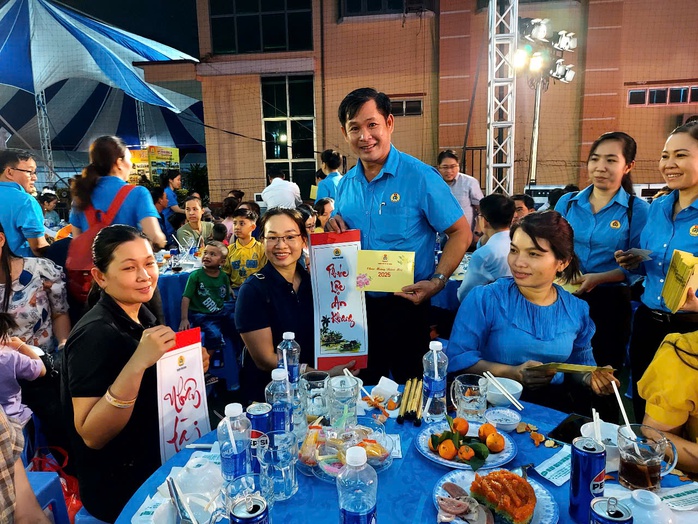 Người lao động vỡ òa khi trúng "Giải đặc biệt"- Ảnh 3. Người lao động vỡ òa khi trúng "Giải đặc biệt"- Ảnh 3.