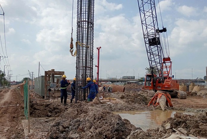 Công nhân thi công tại nút giao Tân Vạn thuộc dự án Vành đai 3 - TP HCM. Ảnh: THANH THẢO Công nhân thi công tại nút giao Tân Vạn thuộc dự án Vành đai 3 - TP HCM. Ảnh: THANH THẢO