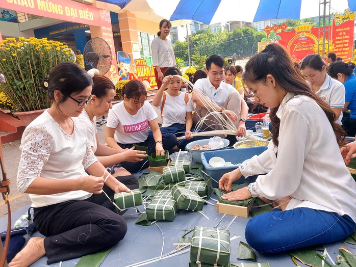 Người lao động vỡ òa khi trúng "Giải đặc biệt"- Ảnh 4. Người lao động vỡ òa khi trúng "Giải đặc biệt"- Ảnh 4.