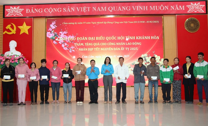 Hơn 3 tỉ đồng chăm lo Tết cho người lao động huyện Cam Lâm- Ảnh 5. Hơn 3 tỉ đồng chăm lo Tết cho người lao động huyện Cam Lâm- Ảnh 5.
