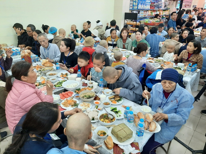 Xúc động bữa ăn đặc biệt của 2.000 bệnh nhân ung thư- Ảnh 4. Xúc động bữa ăn đặc biệt của 2.000 bệnh nhân ung thư- Ảnh 4.