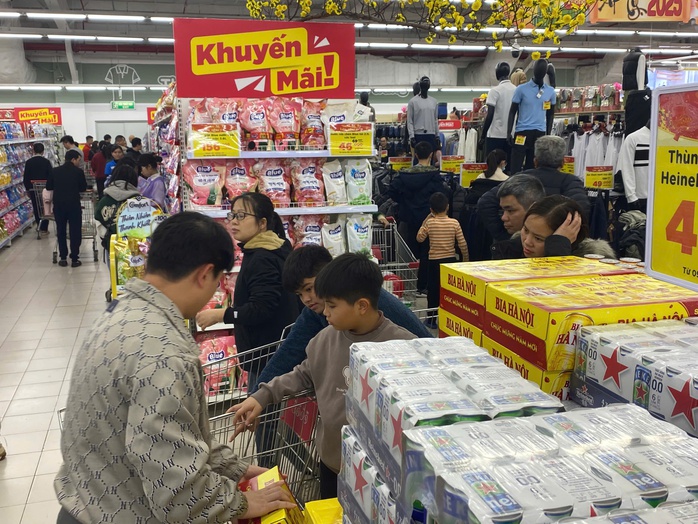 Mua sắm Tết tăng theo ngày, bất ngờ về tiêu thụ rượu bia- Ảnh 4. Mua sắm Tết tăng theo ngày, bất ngờ về tiêu thụ rượu bia- Ảnh 4.