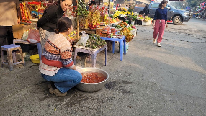 Cá chép cúng ông Công, ông Táo "tràn ngập" chợ, tiểu thương lo ế- Ảnh 4. Cá chép cúng ông Công, ông Táo "tràn ngập" chợ, tiểu thương lo ế- Ảnh 4.