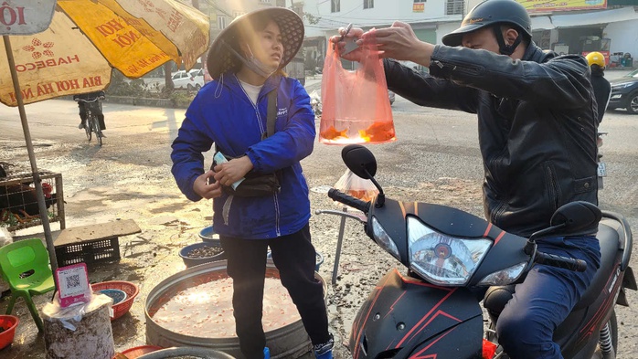 Cá chép cúng ông Công, ông Táo "tràn ngập" chợ, tiểu thương lo ế- Ảnh 3. Cá chép cúng ông Công, ông Táo "tràn ngập" chợ, tiểu thương lo ế- Ảnh 3.