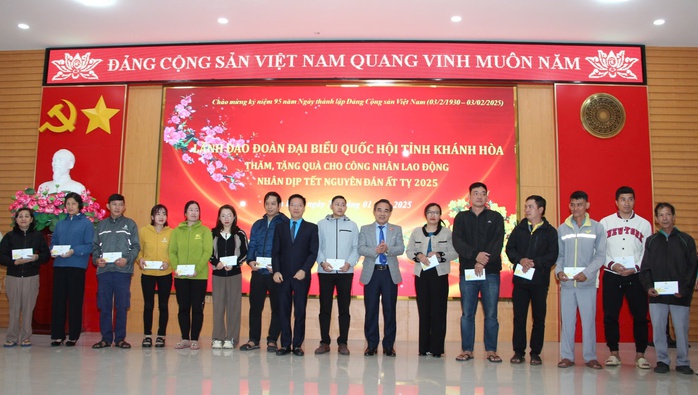 Hơn 3 tỉ đồng chăm lo Tết cho người lao động huyện Cam Lâm- Ảnh 4. Hơn 3 tỉ đồng chăm lo Tết cho người lao động huyện Cam Lâm- Ảnh 4.