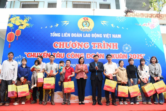 CLIP: Xúc động chuyến tàu Công đoàn đưa công nhân Đồng Nai về quê ăn Tết- Ảnh 1. CLIP: Xúc động chuyến tàu Công đoàn đưa công nhân Đồng Nai về quê ăn Tết- Ảnh 1.