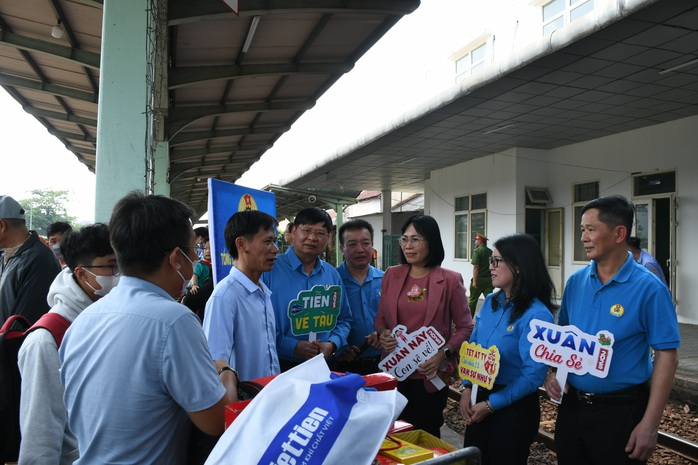 CLIP: Xúc động chuyến tàu Công đoàn đưa công nhân Đồng Nai về quê ăn Tết- Ảnh 2. CLIP: Xúc động chuyến tàu Công đoàn đưa công nhân Đồng Nai về quê ăn Tết- Ảnh 2.