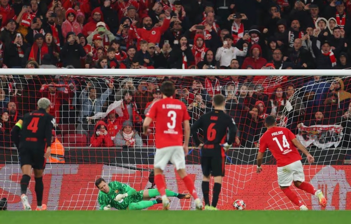 Ngược dòng siêu đỉnh, Barcelona thắng Benfica trận cầu 9 bàn- Ảnh 5. Ngược dòng siêu đỉnh, Barcelona thắng Benfica trận cầu 9 bàn- Ảnh 5.