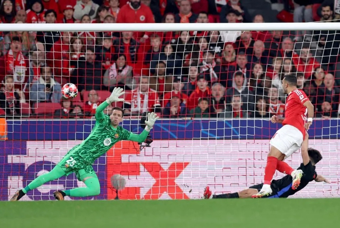 Ngược dòng siêu đỉnh, Barcelona thắng Benfica trận cầu 9 bàn- Ảnh 2. Ngược dòng siêu đỉnh, Barcelona thắng Benfica trận cầu 9 bàn- Ảnh 2.
