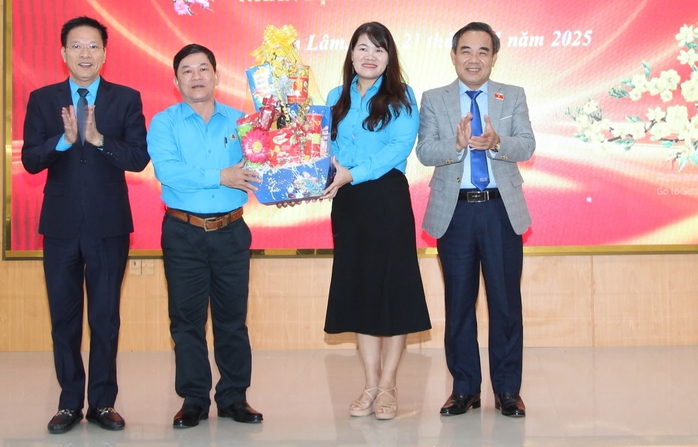 Hơn 3 tỉ đồng chăm lo Tết cho người lao động huyện Cam Lâm- Ảnh 1. Hơn 3 tỉ đồng chăm lo Tết cho người lao động huyện Cam Lâm- Ảnh 1.