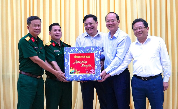 Bí thư Tỉnh ủy Cà Mau thăm, chúc Tết lực lượng vũ trang- Ảnh 2. Bí thư Tỉnh ủy Cà Mau thăm, chúc Tết lực lượng vũ trang- Ảnh 2.