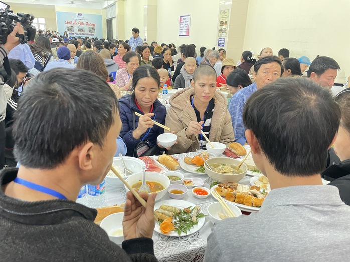 Xúc động bữa ăn đặc biệt của 2.000 bệnh nhân ung thư- Ảnh 3. Xúc động bữa ăn đặc biệt của 2.000 bệnh nhân ung thư- Ảnh 3.