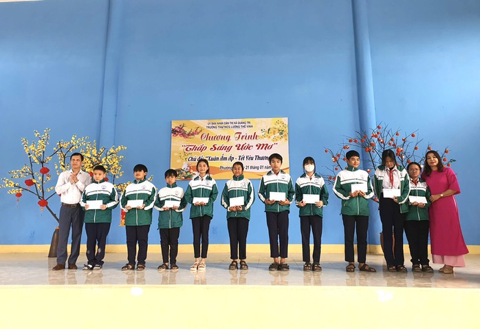 Tặng nhiều suất quà cho gia đình ảnh hưởng chất độc da cam và học sinh nghèo- Ảnh 3. Tặng nhiều suất quà cho gia đình ảnh hưởng chất độc da cam và học sinh nghèo- Ảnh 3.