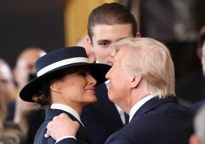 Ông Trump và vợ trao nhau "nụ hôn gió". Ảnh: Kevin Lamarque-Pool/Imagn Images Ông Trump và vợ trao nhau "nụ hôn gió". Ảnh: Kevin Lamarque-Pool/Imagn Images