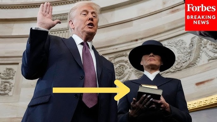 Ông Trump không đặt tay trái lên hai cuốn Kinh thánh như thông lệ. Ảnh: Forbes Breaking News Ông Trump không đặt tay trái lên hai cuốn Kinh thánh như thông lệ. Ảnh: Forbes Breaking News