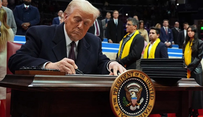 Tổng thống Donald Trump đến Nhà Trắng, ân xá ngay cho 1.500 người- Ảnh 1. Tổng thống Donald Trump đến Nhà Trắng, ân xá ngay cho 1.500 người- Ảnh 1.