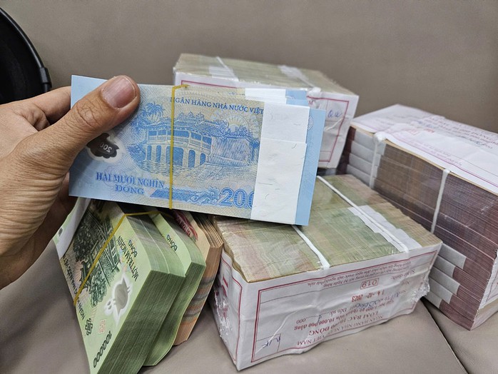 Nhu cầu đổi tiền lẻ mới lì xì dịp Tết tăng cao. Ảnh: LAM GIANG Nhu cầu đổi tiền lẻ mới lì xì dịp Tết tăng cao. Ảnh: LAM GIANG