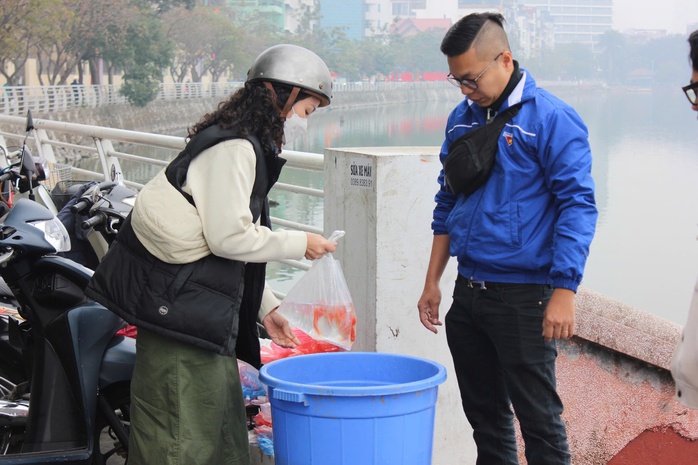 Gom cá chép vào thùng nhựa 180 lít thả xuống sông Hồng để tiễn ông Công, ông Táo về trời- Ảnh 4. Gom cá chép vào thùng nhựa 180 lít thả xuống sông Hồng để tiễn ông Công, ông Táo về trời- Ảnh 4.